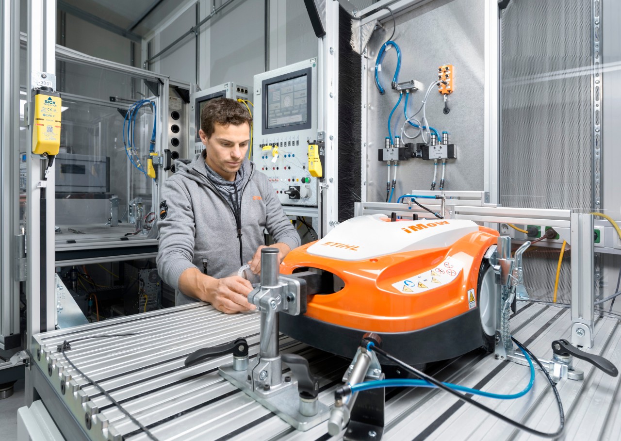 The iMOW test area on the roof of STIHL Tirol covers an area of 3,000 square meters.